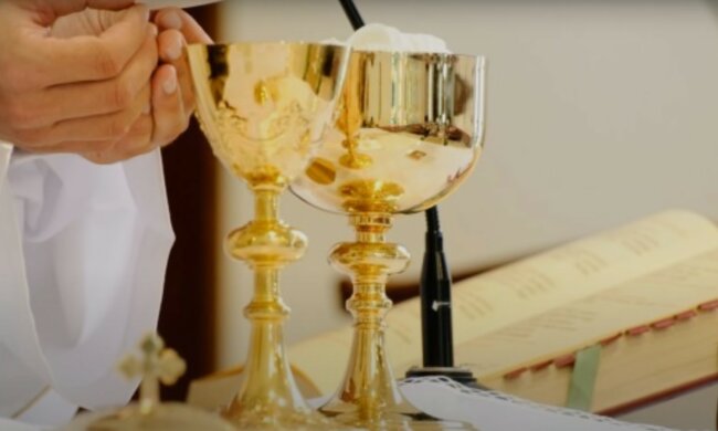 Parafianie przyjmowali komunię z rąk zakażonych księży (Youtube)