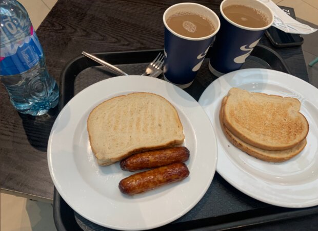 Posiłek na lotnisku w Dublinie/Twitter @KevDoyle