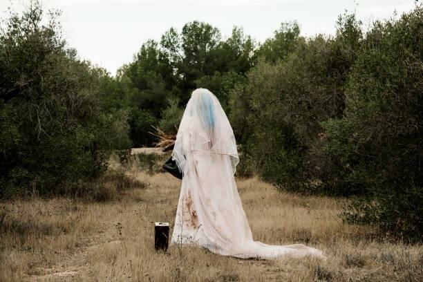 Kobieta kupiła suknię ślubną w lumpeksie. To, co się później wydarzyło, mrozi krew w żyłach