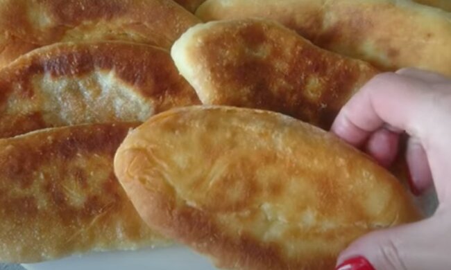 To nie zwykłe danie, ale prawdziwa rozkosz. Szybkie placki bez drożdży na kefirze z kapustą i marchewką