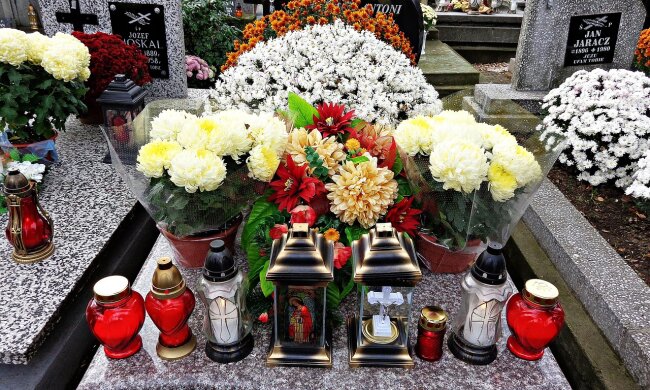 Grób, kwiaty/Pixabay