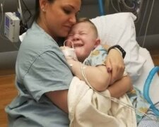 Pielęgniarka przytuliła płaczące dziecko, a historia ta rozprzestrzeniła się po sieci