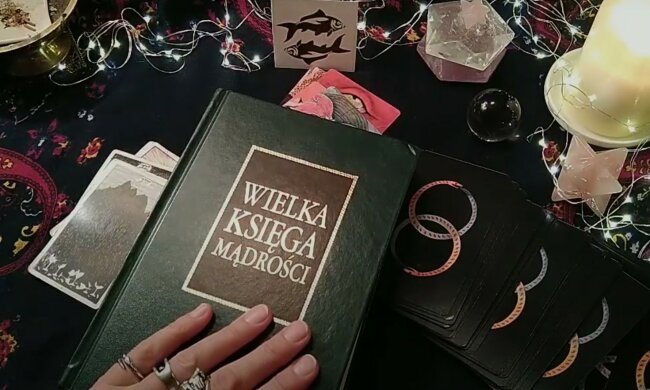 Tarot, karty, horoskop/ screen YouTube Tarocistka Freya