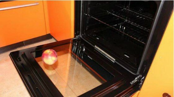 Prosty sposób na czyszczenie szyby piekarnika. Pomaga usunąć nawet stary tłuszcz