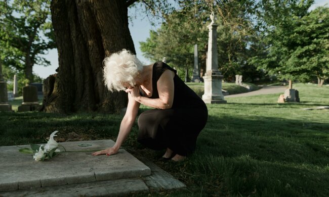 starsza Pani na czmentarzu @pexels