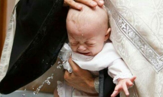 Kapłan ochrzcił dziecko. Jednak cały czas dużo płakało i odpychało go. Dorośli zaczęli się niepokoić