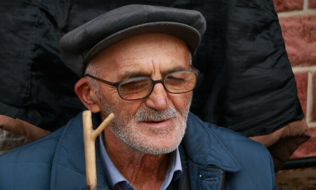 Z życia wzięte. "Ojciec całe życie kochał tylko mojego brata": Teraz żąda mojej opieki i każe mi "spłacać dług wobec ojca"