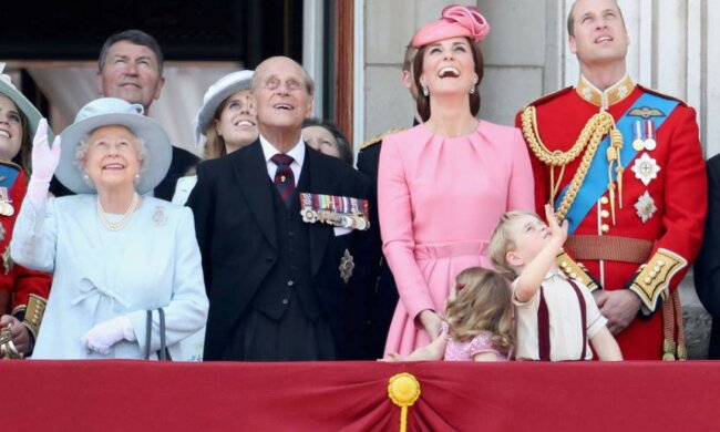 W brytyjskiej rodzinie królewskiej panują wyjątkowo komiczne zasady. Należy do nich obowiązek prasowania sznurówek, czy też zakaz gry w Monopoly