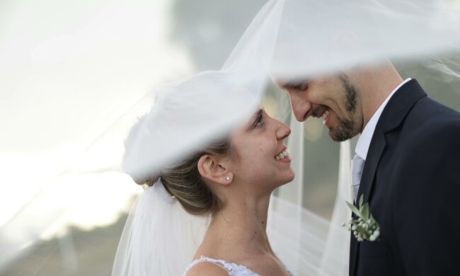 Z życia wzięte. "Podczas wesela wyszło na jaw, że ojciec narzeczonego pracuje jako sprzątacz": Rodzice panny młodej wybuchnęli śmiechem