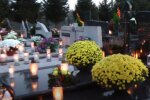 Cmentarz, kwiaty/YouTube @szynwald.pl