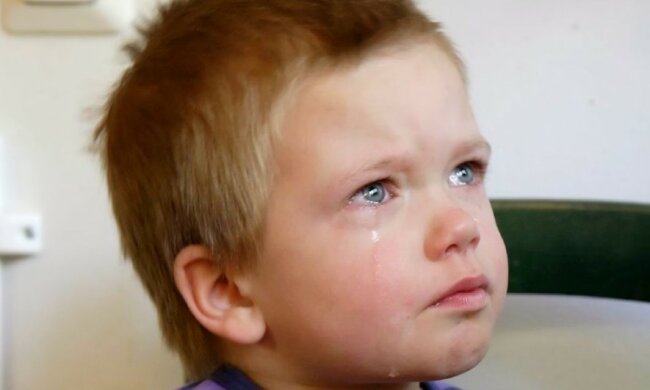 Ciociu pozwól, że umyję za ciebie podłogę. Babcia naprawdę potrzebuje lekarstw. Bez nich nie przeżyje, a ja trafię do sierocińca