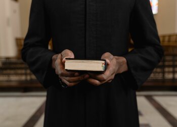 Mężczyzna przerwał mszę i oskarżył księdza o romans. Duchowny zabrał głos