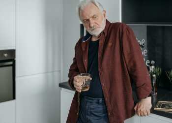 "Jedno znalezisko na dnie szafy zniszczyło całe moje małżeństwo po trzydziestu latach": Od tamtej chwili nie potrafię patrzeć na żonę bez wstrętu