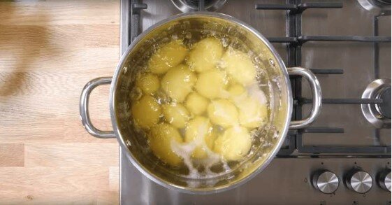Co zrobić z wodą, w której ugotowano ziemniaki? Wskazówki, które przekazała mi moja babcia