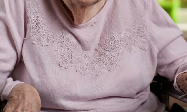 Kolejna już seniorka pozbyła się oszczędności życia wyrzucając je przez okno. Zrobiła to, bo chciała pomóc. O co chodzi