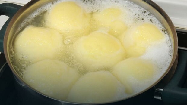 Mało kto zna ten wyjątkowy trik na ugotowanie ziemniaków. Kiedy go poznasz już nigdy nie będziesz chciał robić tego inaczej