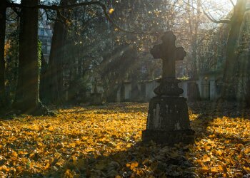 Z życia wzięte. Rodzina kłóciła się o koszt pomnika, choć babcia zostawiła na niego pieniądze. Stary zeszyt ujawnił, kto zabrał kopertę