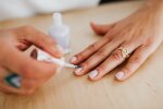 Łamliwe i rowkowane paznokcie mogą być ważnym sygnałem. Tego niedoboru nie należy lekceważyć
