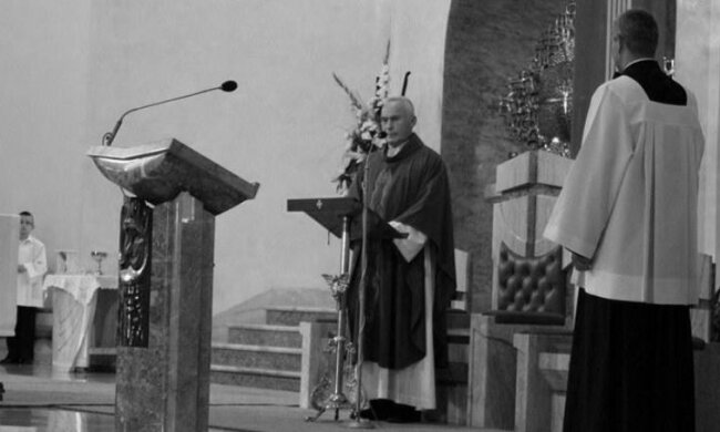 Nie żyje zakażony legendarny proboszcz. Przegrał walkę