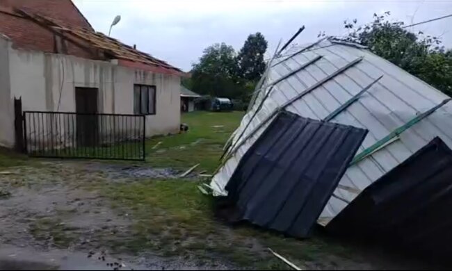 Efekty przejścia trąby powietrznej/Facebook @Burze Podkarpacia