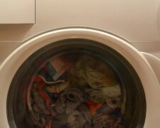 Wiele osób popełnia te błędy w czasie prania. Unikanie ich pozwoli cieszyć się miękkością i intensywnością koloru naszych ubrań dłużej