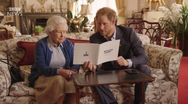 Królowa Elżbieta II i książę Harry. Źródło: Youtube BBC News