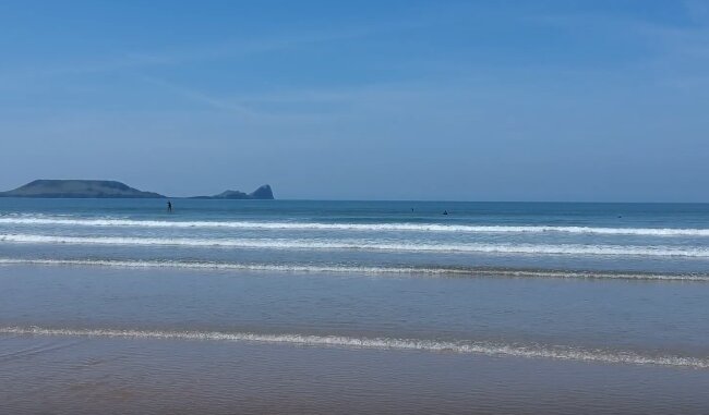 Idąc po plaży zobaczył co morze wyrzuciło na brzeg. Wyglądało jak coś nie z tego świata