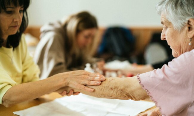"Synowa namawia mnie na dom seniora, twierdząc, że to dla mojego dobra": Przypadkiem podsłuchałam, jak wylicza, ile zarobią na wynajmie mieszkania