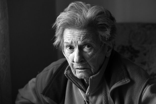 Z życia wzięte. "Opłaciłam mamie opiekunkę": Ona przepisała jej mieszkanie i wyrzuciła mnie ze swojego życia