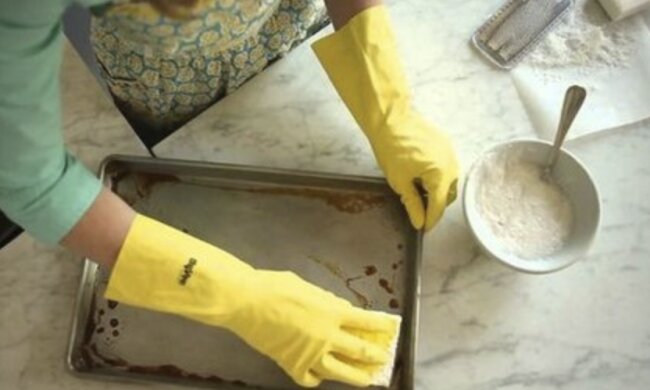 Czyszczenie blachy piekarnika fot. interia tipy