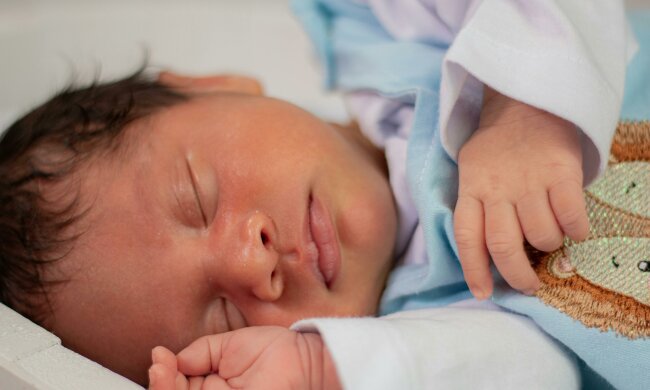 Z życia wzięte. "Młoda matka porzuciła dziecko w szpitalu": Lekarze nie dawali jej szans, ale jedna kobieta postanowiła o nią zawalczyć