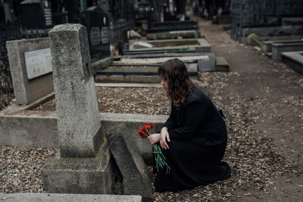 Z życia wzięte. "Mój ojciec miał drugą rodzinę": Dowiedziałam się o tym dopiero na jego grobie