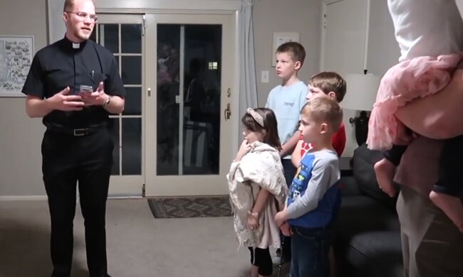 Ksiądz, źródło: YouTube/Home priestly ministry