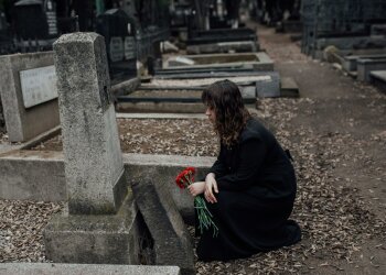 Z życia wzięte. "Mój ojciec miał drugą rodzinę": Dowiedziałam się o tym dopiero na jego grobie