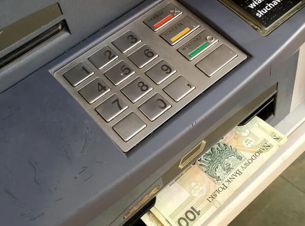 W kilka minut możesz stracić swoje pieniądze z bankomatu. Jak się przed tym obronić