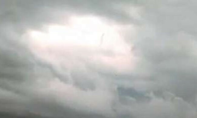 Niesamowite nagranie postaci idącej wśród chmur. Czy widać na nim Boga [FILM]