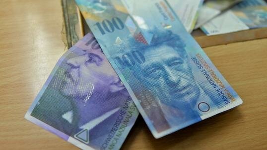 Polacy pobili rekord w wypłatach gotówki w bankomatach, źródło: Business Insider