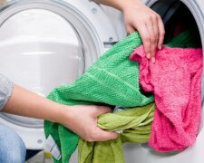 Ten błąd podczas prania ręczników  popełnia wiele pań domu. Przez to tracą swoją miękkość i puszystość. o czym mowa