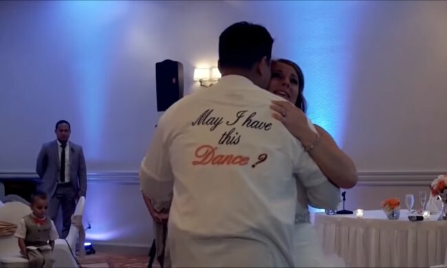 Wzruszająca niespodzianka dla panny młodej. To, co zrobił jej mąż podczas pierwszego tańca, doprowadza do łez