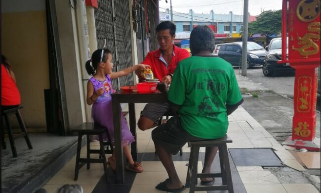 Tata i córka/screen Facebook @Willy Chong