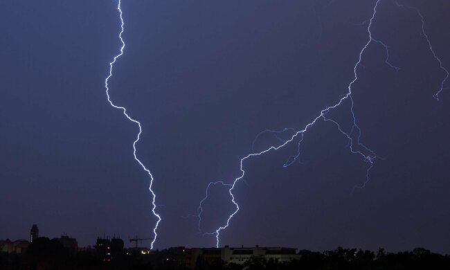Gwałtowna ulewa uderzyła w miasto. Ulice zamieniły się w jeziora, kierowcy mieli problem z przejazdem