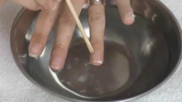 Sposoby, aby usunąć lakier hybrydowy z paznokci i skórek, źródło: YouTube