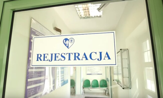 Kontrowersyjna sytuacja w jednej z przychodni w kraju. Pacjenci nie mogą wejść do przychodni. Kontaktują się z personelem za pomocą kija