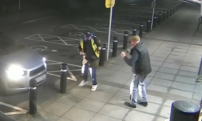 Mężczyzna broni się przed złodziejem/YT @Wales Online