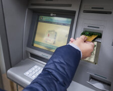 Polacy pobili rekord w wypłatach gotówki w bankomatach, źródło: PrawoAZ.pl