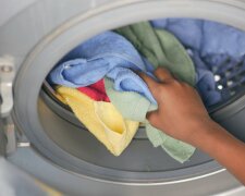 Prosty sposób na czystą pralkę. Wystarczy składnik z łazienki lub kuchni