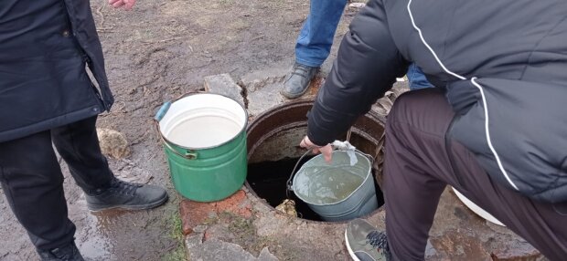 Mieszkańcy Mariupola pobierają wodę ze zbiornika przeciwpożarowego