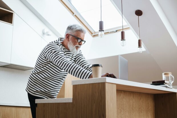 Z życia wzięte. "Mąż po pięćdziesiątce oszalał na punkcie młodych kobiet": Nie mogłam patrzeć, jak odziera mnie z godności