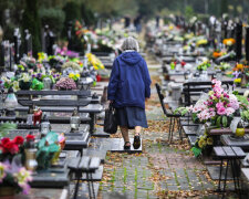 Zakaz nie powstrzymuje Polaków. Co dzieje się teraz na cmentarzach