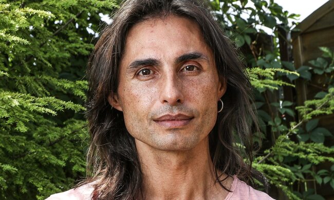 Ivan Komarenko powraca z nowym przebojem. Wokalista na teledysku wymachuje polską flagą i stroi miny